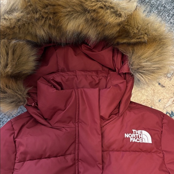 NWT. The North Face women’s Burgundy Puffer Jacket, size xs - Picture 3 of 8